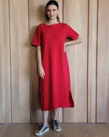 Vestido midi rojo de corte recto, con cuello redondo, mangas cortas y bolsillos cuadrados en el pecho.