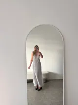 Vestido de jersey con estampado de rayas horizontales en blanco y azul marino, de corte holgado y tirantes finos.