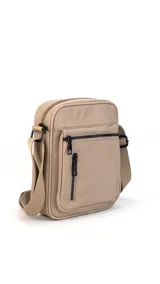 Bandolera negra de tela impermeable con correa ajustable, doble bolsillo frontal con cierre y dos bolsillos internos.