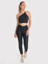 Crop top deportivo negro con sujetador integrado de un hombro y almohadillas removibles.