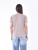 Remera color nude de tejido de punto acanalado, con cuello redondo y mangas cortas.