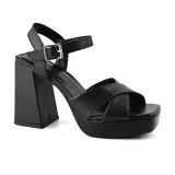 Sandalias de tacón alto color negro, con plataforma y tiras cruzadas sobre el empeine. Cuenta con pulsera al tobillo con hebilla metálica.