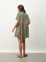 Vestido corto negro con corte evasé, mangas cortas y cuello redondo.