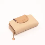 Billetera marrón con cierre de cremallera y solapa con broche a presión.