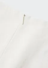 Falda larga color blanco hueso de ramio y algodón, de corte recto con abertura trasera y cierre de cremallera oculto.