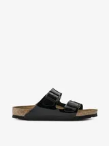 Sandalias Birkenstock Arizona negras de charol con doble tira ajustable con hebillas metálicas y plantilla anatómica de corcho.