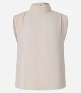 Blusa color crema de poliéster satinado, con cuello alto, sin mangas y botón en la nuca.