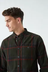 Camisa de pana a cuadros azul marino y rojo, de manga larga, con fit regular, cartera con botones y bolsillos con botones.