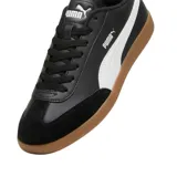 Championes Puma 9T blancos con detalles en verde y beige, suela color caramelo.