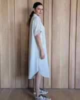 Collar con cordón marrón y dijes de estrellas de mar rojas y blancas.