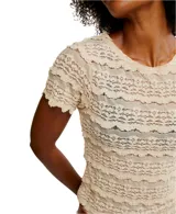Remera color crema con detalles de encaje y tul, corte ajustado y mangas cortas.