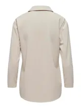 Blazer color beige, de corte clásico, con solapas de traje y mangas largas.