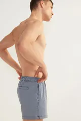Short de baño azul marino con rayas verticales blancas, cintura elástica con cordón ajustable, bolsillos laterales y bolsillo trasero con cierre autoadherente.