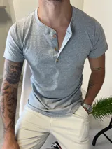 Remera gris de corte ajustado con cuello henley y tres botones de madera.