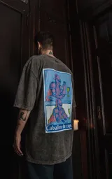 Remera gris de manga corta con cuello redondo y calce oversize. Estampa en sublimación con diseño de un caballero medieval tomando vino y usando un celular. Confeccionada en 100% algodón premium.