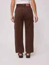 Pantalón jean cargo color marrón óxido, de corte recto y cintura alta, con bolsillos laterales y traseros.