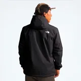 Campera impermeable The North Face modelo Antora, color negro, con capucha ajustable, cierre frontal con cremallera y bolsillos laterales. Logo de la marca estampado en blanco en el pecho y en la espalda.