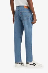Jean de denim celeste, corte regular taper, tiro corto, con cierre de cremallera y cinco bolsillos.
