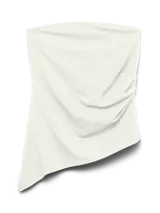 Top strapless blanco con frunces y calce ajustado.