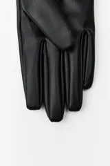 Guantes cortos negros de cuero sintético con puños de piel sintética.