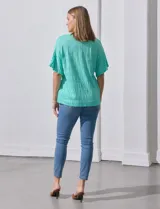 Blusa color verde agua de algodón texturado, marca Ruby Rd. De manga corta con terminación amplia y cuello redondo.