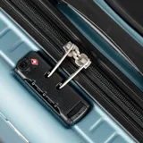 Valija de cabina rígida, marca Munich, color celeste. Fabricada en policarbonato, con acceso por cierre, candado TSA y cuatro ruedas.