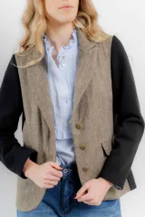 Blazer gris a cuadros con mangas largas negras.