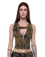 Top tipo corset de denim elástico con marmolado color bronce, cierre frontal de alpaca, escote en V con puente, tiras anchas y espalda tipo musculosa.