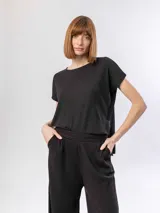 Remera negra de tejido acanalado, corte holgado y mangas cortas.