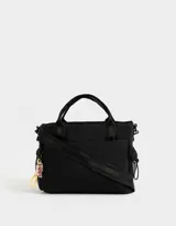 Cartera tipo tote de tela deportiva color negro, con correa regulable desmontable, manijas superiores, charm lateral con la palabra "Vibes", cierre superior, bolsillo frontal y bolsillos laterales de red.