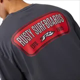 Remera gris de manga corta con logo de la marca Rusty estampado en el pecho.