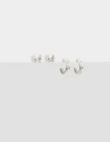 Set de dos pares de aros plateados: un par de aros tipo aritos con forma de mariposa y un par de aros tipo argollas gruesas.
