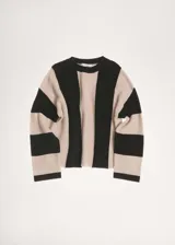 Sweater de punto con rayas horizontales anchas en color marrón y blanco. Tiene cuello redondo y mangas largas.
