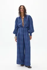 Pantalón culotte azul con estampado a cuadros, de tiro alto y corte ancho.