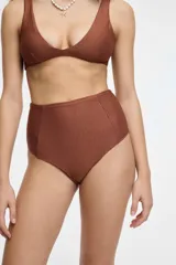 Bikini color marrón con textura, corpiño triangular y bombacha de tiro alto.
