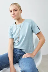 Remera celeste de manga corta con cuello redondo y parche bordado en la manga.