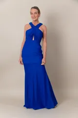 Vestido largo de lycra azul francia, con breteles cruzados, escote profundo y espalda cruzada.