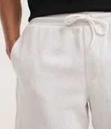 Bermuda masculina color blanco con textura jacquard en patrón chevron, cintura elástica con cordón y bolsillos funcionales.