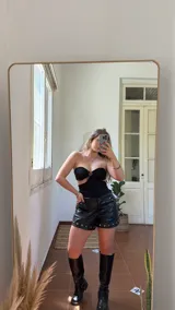 Top strapless negro con detalle de aro de madera en el centro del busto.