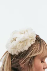 Pinza para el pelo color borgoña con tres flores de organza en relieve.