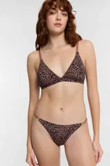 Bralette color piel con copas triangulares removibles y breteles ajustables.