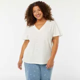 Camiseta blanca de punto calado con manga corta tipo murciélago y escote en V.