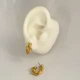 Aros tipo argolla de acero quirúrgico hipoalergénico con baño en oro de 18K.