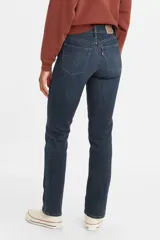 Jeans Levi's® 314 Shaping Straight de tiro medio, corte ajustado en cadera y muslos, y pierna recta. Confeccionados con tecnología Tummy-Slimming y Levi's® Sculpt Hypersoft para mayor comodidad y ajuste.