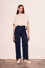 Remera crop de calce oversize, suave y liviana, con tejido que combina viscosa y lino.