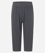 Conjunto de pijama americano gris oscuro, confeccionado en viscosa. Incluye una blusa de manga corta con cuello en V, abotonada al frente y detalle contrastante en blanco, y un pantalón capri con cintura elástica.
