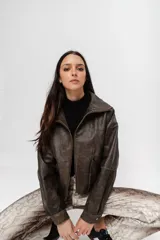 Chaqueta bomber de cuero de estilo retro, con acabado rústico y manchas naturales.
