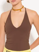 Top marrón con escote halter y espalda descubierta.