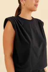 Camiseta negra sin mangas con hombreras y cuello redondo acanalado.