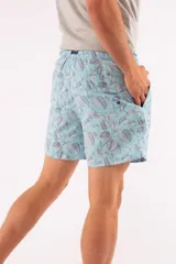 Short de baño con cintura elástica, dos bolsillos laterales y un trasero, fabricado en tela ligera de rápido secado.